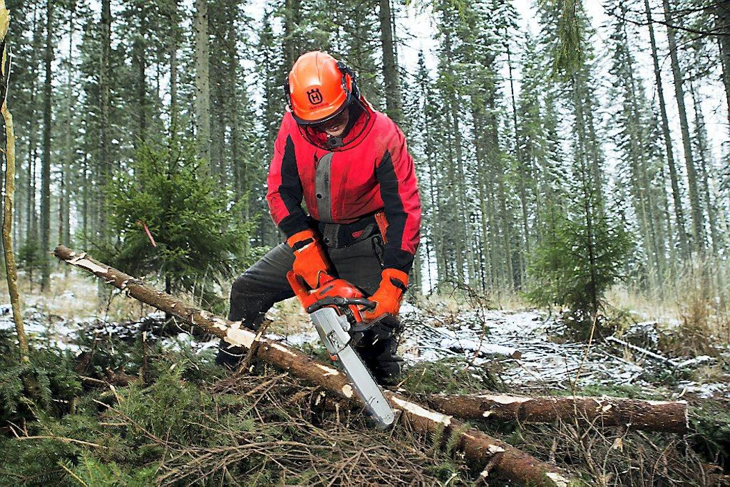 Maaseudun Tulevaisuus 21.12.2011 Metsäalan ammattikoulutus, Toivalan metsäkoulu. Metsuri Juha Hiltunen. Kuva: Pentti Vänskä