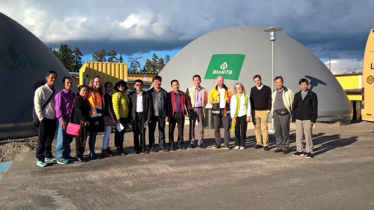 Vietnamilaiset vierailivat BioGTS:n valmistamassa biokaasulaitoksessa Haminassa. Petechin yrittäjä Tri Dung Phan on kuvassa toinen vasemmalta.
