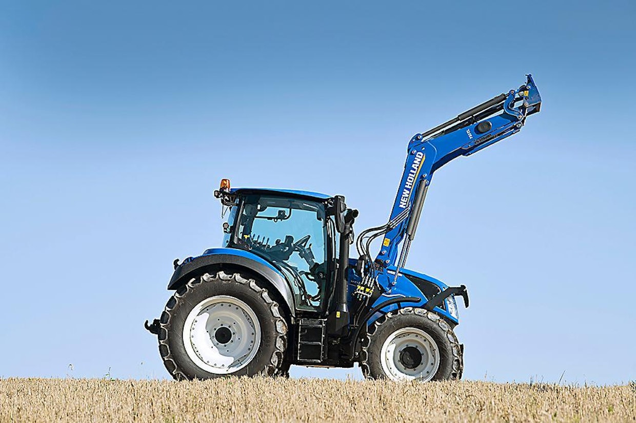 New Holland T5.120: Mainio moottori ja nykyaikainen vaihteisto ovat traktorin parhaita ominaisuuksia. Kaksoiskytkinvaihteisto toimii erityisesti pellolla hyvin, mutta jousitukset voisivat olla pehmeämmät. Testivarustuksessa New Holland oli hinnaltaan toiseksi kallein: 114 193 euroa. Mukavin vaihteisto, vääntävin moottori.