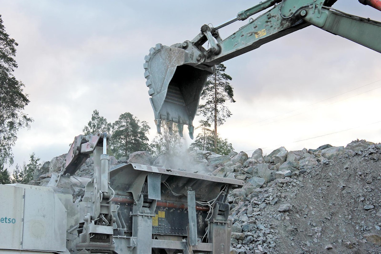 Testikoneina toimineissa kahdessa Kone-Kostamo Oy:n Hitachi 470 kaivinkoneessa oli käytössä Caterpillarilta periytyvä J550-sarjan kiinnitysmekanismi kauhankynsille. Tämä saneli testin kynsien kiinniketyypin ja kokoluokan.