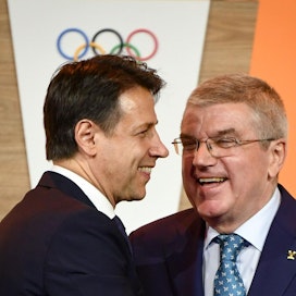 Italian pääministeri Giuseppe Conte naureskeli yhdessä Kansainvälisen olympiakomitean puheenjohtajan Thomas Bachin kanssa Sveitsin Lausannessa. LEHTIKUVA / AFP