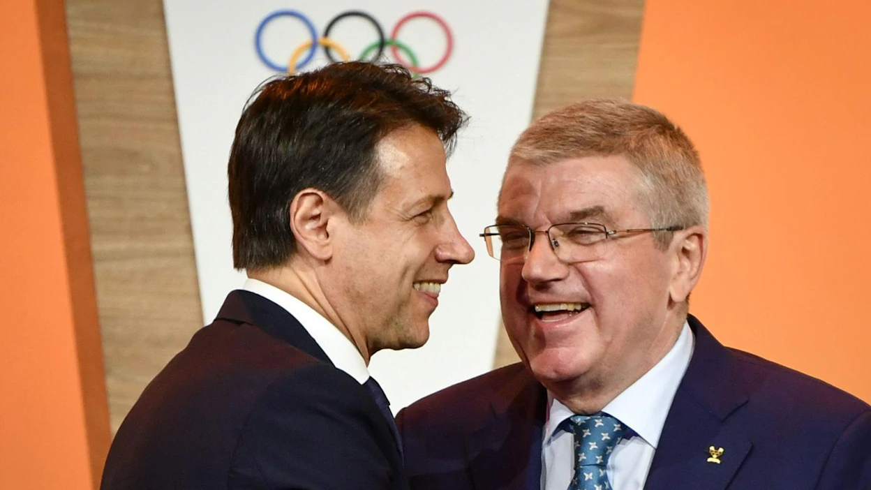 Italian pääministeri Giuseppe Conte naureskeli yhdessä Kansainvälisen olympiakomitean puheenjohtajan Thomas Bachin kanssa Sveitsin Lausannessa. LEHTIKUVA / AFP