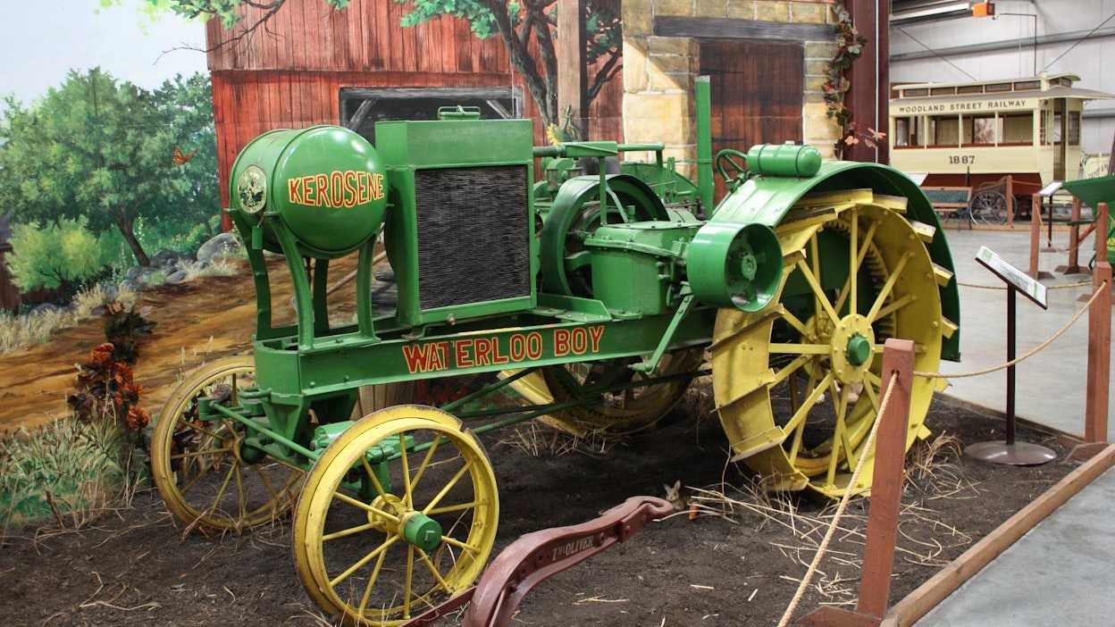 Waterloo Boy N -traktoria valmistettiin vuosina 1917–24, Waterloo, Iowa, USA. Valmistettu yhteensä 21 392 kappaletta.