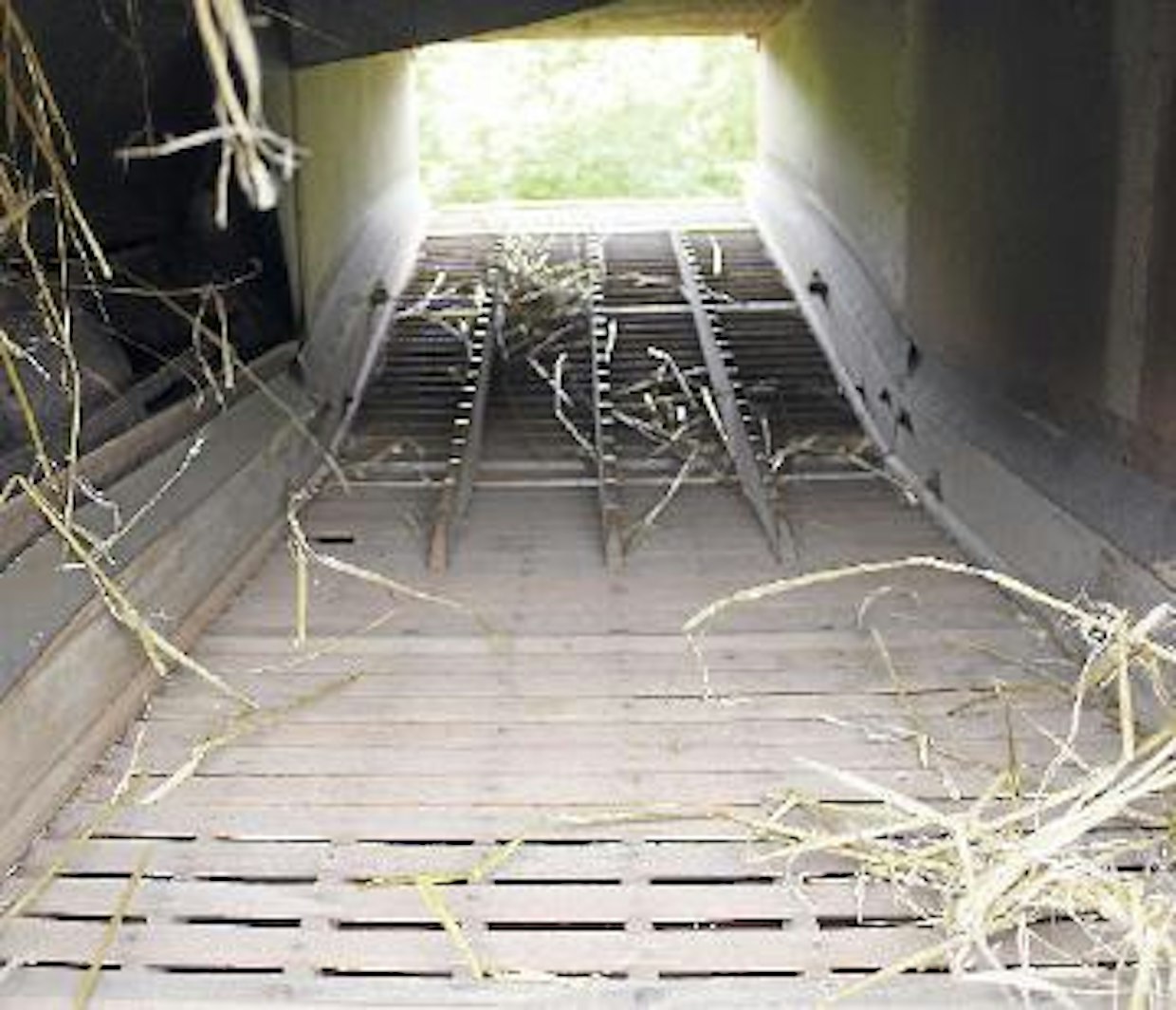 Terän ja mattokuljettimen levyinen (150 cm) puintikela heittelee jyvät ja oljet poikittaiselle heittokohlimelle, missä tapahtuu varsinainen erottelu, varstasilta kun on kokonaan umpinainen. Puurakenteisen (lehtikuusta) kohlimen läpi valuneet jyvät siirtyvät seulastolle kolakuljettimella. Tämä omintakeinen menetelmä on toiminut kuivissa olosuhteissa ja pienellä olkimäärällä oikein hyvin, mutta märkinä syksyinä viljaa on mennyt olkien mukana peltoon joskus runsaastikin.