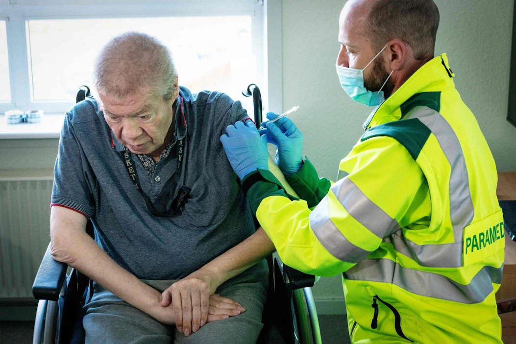 Tanskassa 67-vuotias Aage Steen Jensen sai koronarokotteen maaliskuun alussa. LEHTIKUVA / AFP