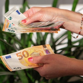 Luopumistuen täydennysosaa korotetaan vähintään 28 eurolla. Takuueläkkeen täysi määrä nousee 50 eurolla kuukaudessa.