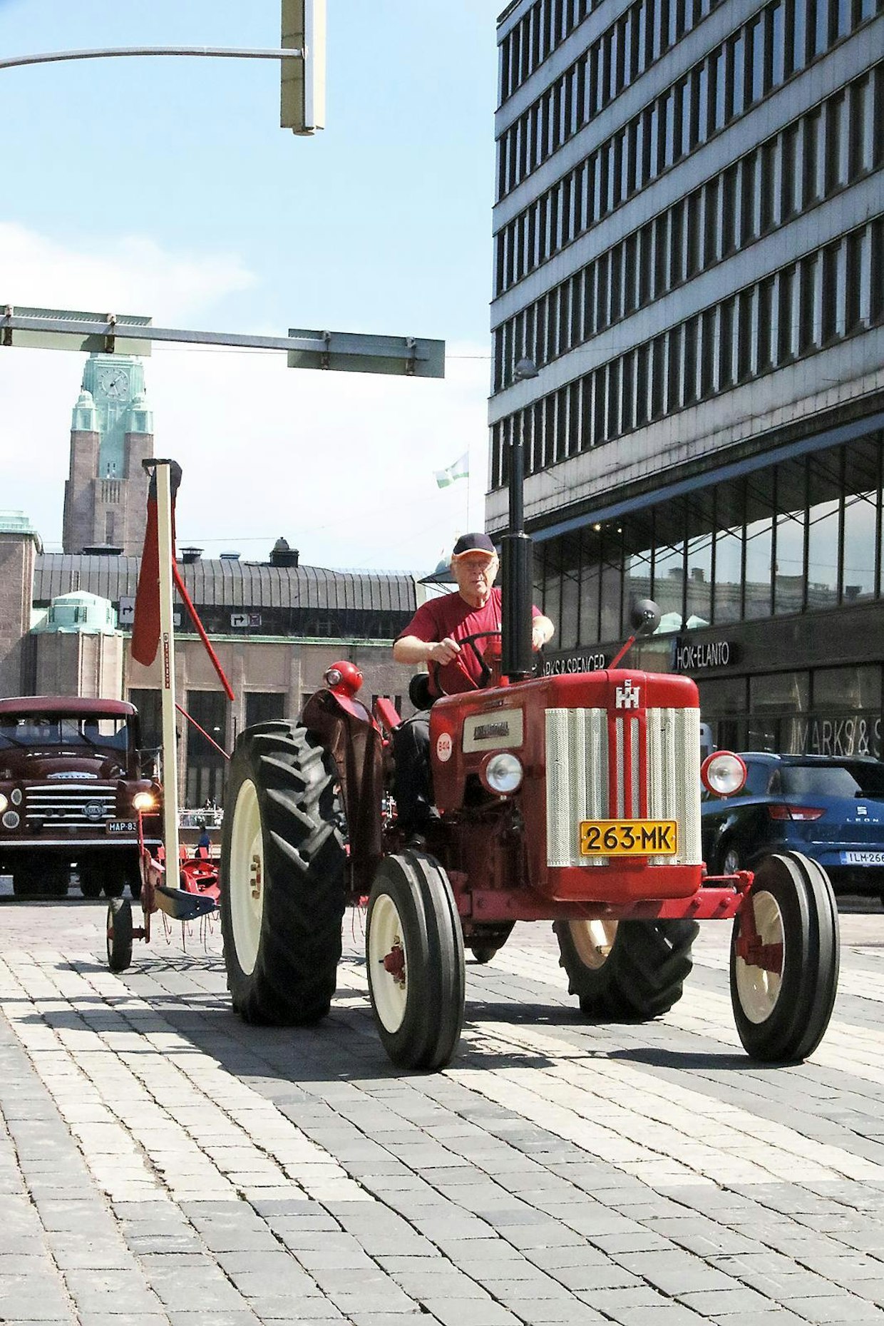 International-traktori oli alunperin amerikkalainen, mutta tuotanto laajeni myös Europpaan. Tämä International B 414 -traktori osallistui viime kesänä MTK:n traktorikavalkadiin Helsingissä.