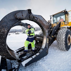 FM Timberin pyöräkuormaajasta tulee lumityökone, kun kuljettaja nappaa kouraan kiinni siihen varta vasten valmistetun auralevyn ja kiinnitysosan.