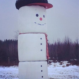 Kuvan lumiukko ei tuulessa huoju, onhan sillä painoa useita satoja kiloja.