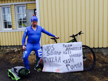 Lupaus on pidettävä ja Hullunpolkasusta tuli perinne. Sampo Kaulasen uintimatka on tavallista pidempi, mutta ehkä sitäkin hauskempi.