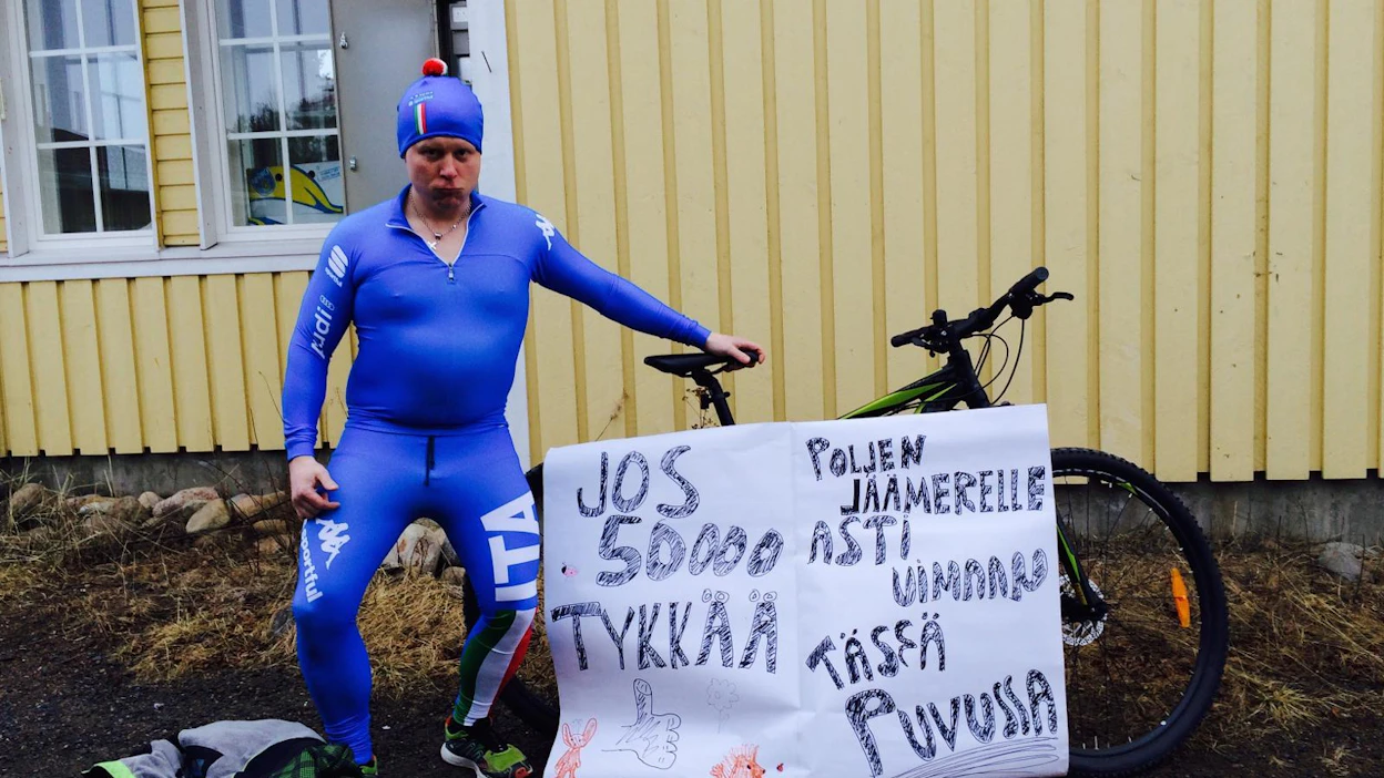 Lupaus on pidettävä ja Hullunpolkasusta tuli perinne. Sampo Kaulasen uintimatka on tavallista pidempi, mutta ehkä sitäkin hauskempi.