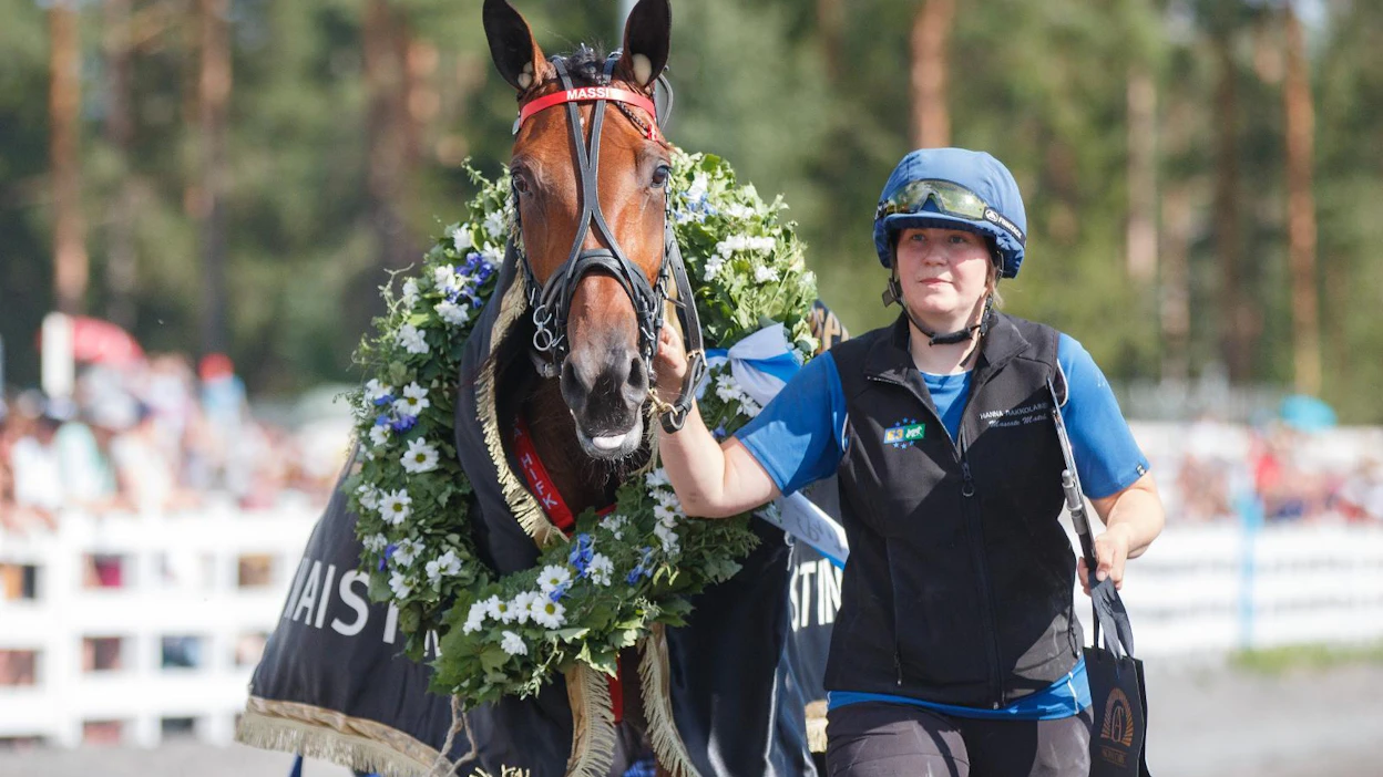 Hevosenhoitaja on tärkeä tekijä hevosen hyvinvoinnin ja menestyksen takana. Kuvassa Hanna Rakkolainen taluttaa Mascate Matchia voittajaseremonioihin.