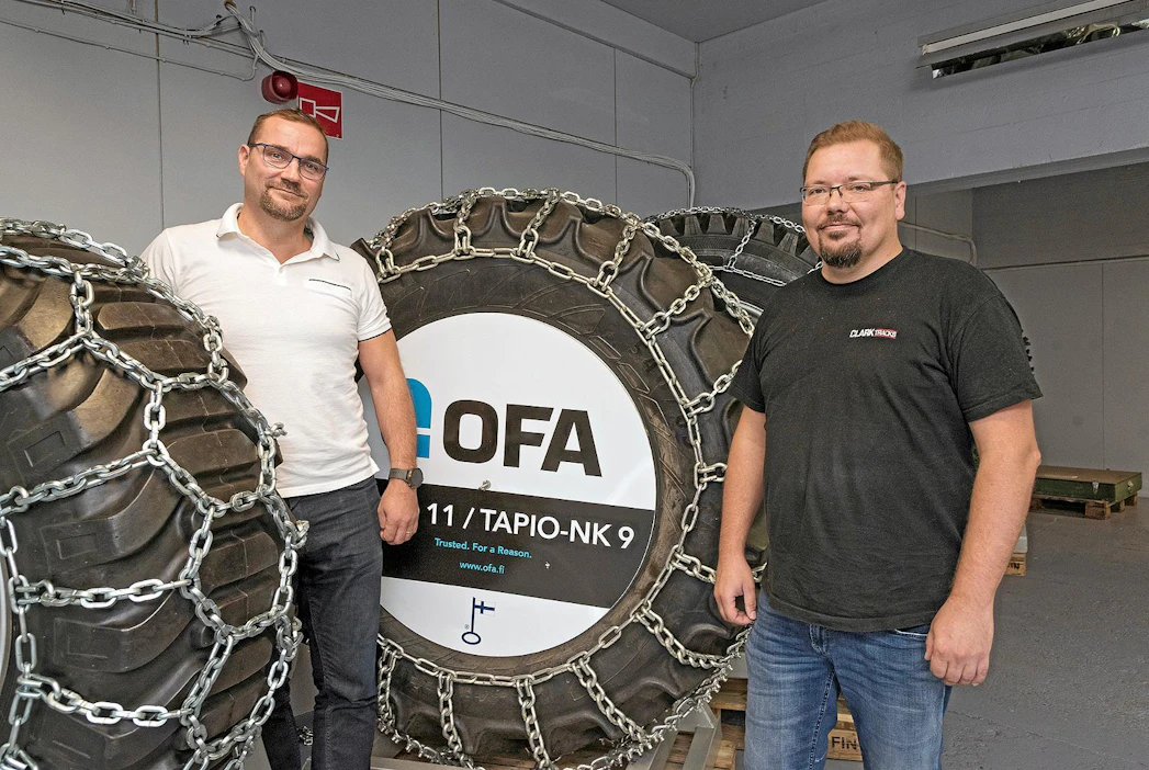 Ofa Tapio -ketjut ovat tuttuja monille maa- ja metsätalousyrittäjille. Tero Järvinen (vas.) ja Timo Oksanen kertovat, että yritys valmistaa metsäkäyttöön myös NordChain-ketjuja ja Clark Tracks -teloja.