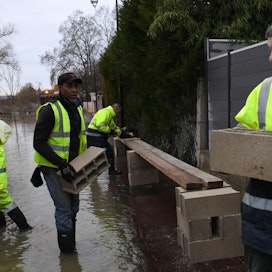Pariisia piiskanneet rankkasateet ovat nostaneet joen pintaa useita metrejä korkeammalle normaalista. LEHTIKUVA/AFP