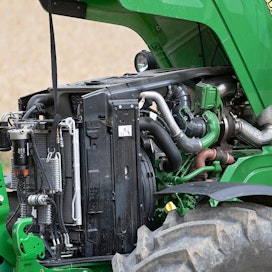 Kaikki kolme testitraktoria oli varustettu komponenteiltaan vastaavilla 6,8-litraisilla Deere PowerTech PVS -moottoreilla.