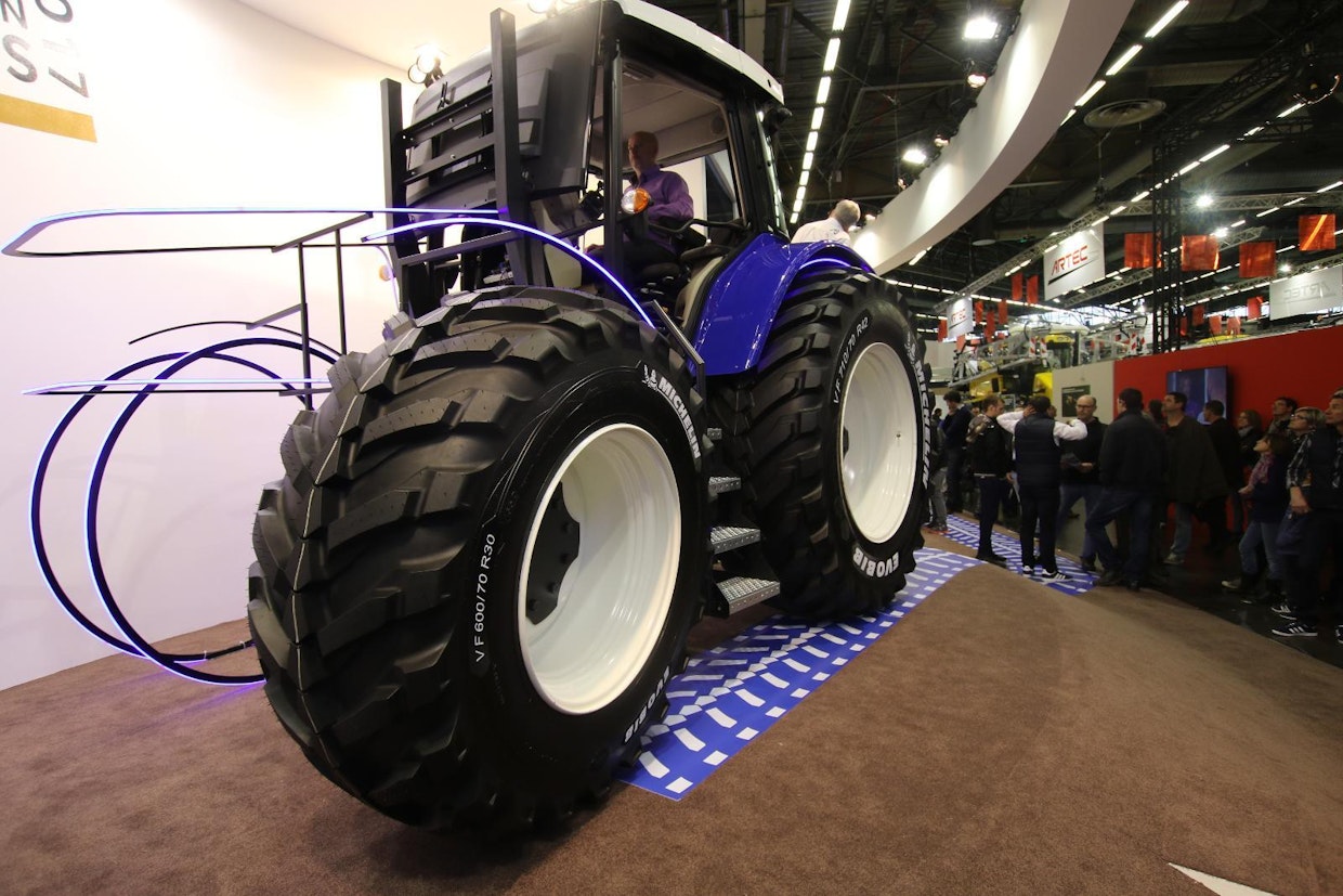 Michelinin uusi Evobib on suunniteltu sopivaksi sekä pelto- että maantieajoon. Tieajopaineilla renkaan keskiosa kantaa ja ajotuntuman luvataan olevan teräsvyörenkaan kaltainen. Peltokäyttöön paine voidaan laskea jopa 0,6 bariin. Kun painetta alennetaan, levenee renkaan kantopinta ja ulommaiset harjat alkavat kantaa ja pitää. Evobib sai kultamitalin SIMA-näyttelyssä. (MT)