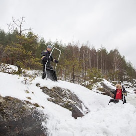Apukinokseen koottiin lunta kallioilta ja luotojen takaa. Kallion päällä suojelubiologi Jouni Koskela, alhaalla vapaaehtoinen Tiina Strandén.