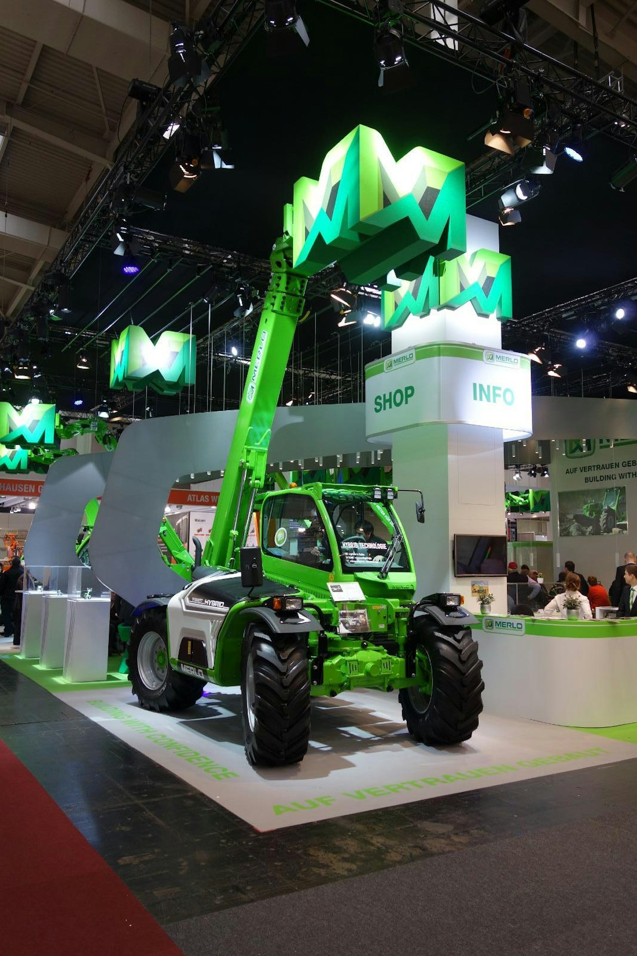 Merlon osastolla varmaan kaikkein merkittävin uutuus oli Turbofarmer 42.7 Hybrid. Dieselin sekä sähkön yhdistävän hybriditekniikan luvattiin vähentävän melua ja päästöjä sekä leikkaavan polttoaineen kulutusta, koska hybridikoneessa on mahdollista käyttää tavallista pienempää dieselmoottoria. Suurin kulutussäästö on saavutettavissa kevyessä käytössä, jolloin polttoainetta menee parhaimmillaan 30 % normaalimallia vähemmän. Pelkällä sähköllä on mahdollista työskennellä yhtäjaksoisesti neljä tuntia. Kaksi vuotta sitten TF 42.7 diesel-versio valittiin vuoden koneeksi omassa sarjassaan. Merloa tuo maahan Rotator Oy. (JL)