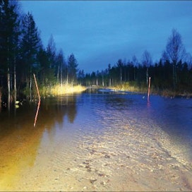 Pudasjärven Jongunjärvellä vesi katkaisi Länsirannantien maanantaina Häyrysenharjun kohdalta. Jos tulva katkaisee tien kylän toiseltakin puolelta, asukkaat jäävät mottiin. Pekka Fali