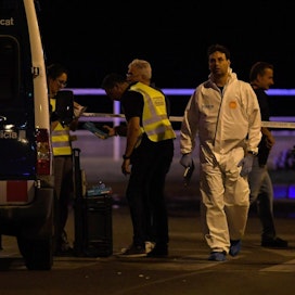 Terroristit ajoivat autolla väkijoukkoon yöllä Cambrilsin lomakaupungissa noin 120 kilometrin päässä Barcelonasta.