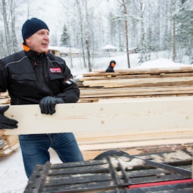 Suomen Sahayrittäjät ry:n puheenjohtaja Timo Ripatti on huolissaan tulevasta, vaikka vielä tällä hetkellä Suomen metsistä löytyy hyvälaatuista sahapuuta.