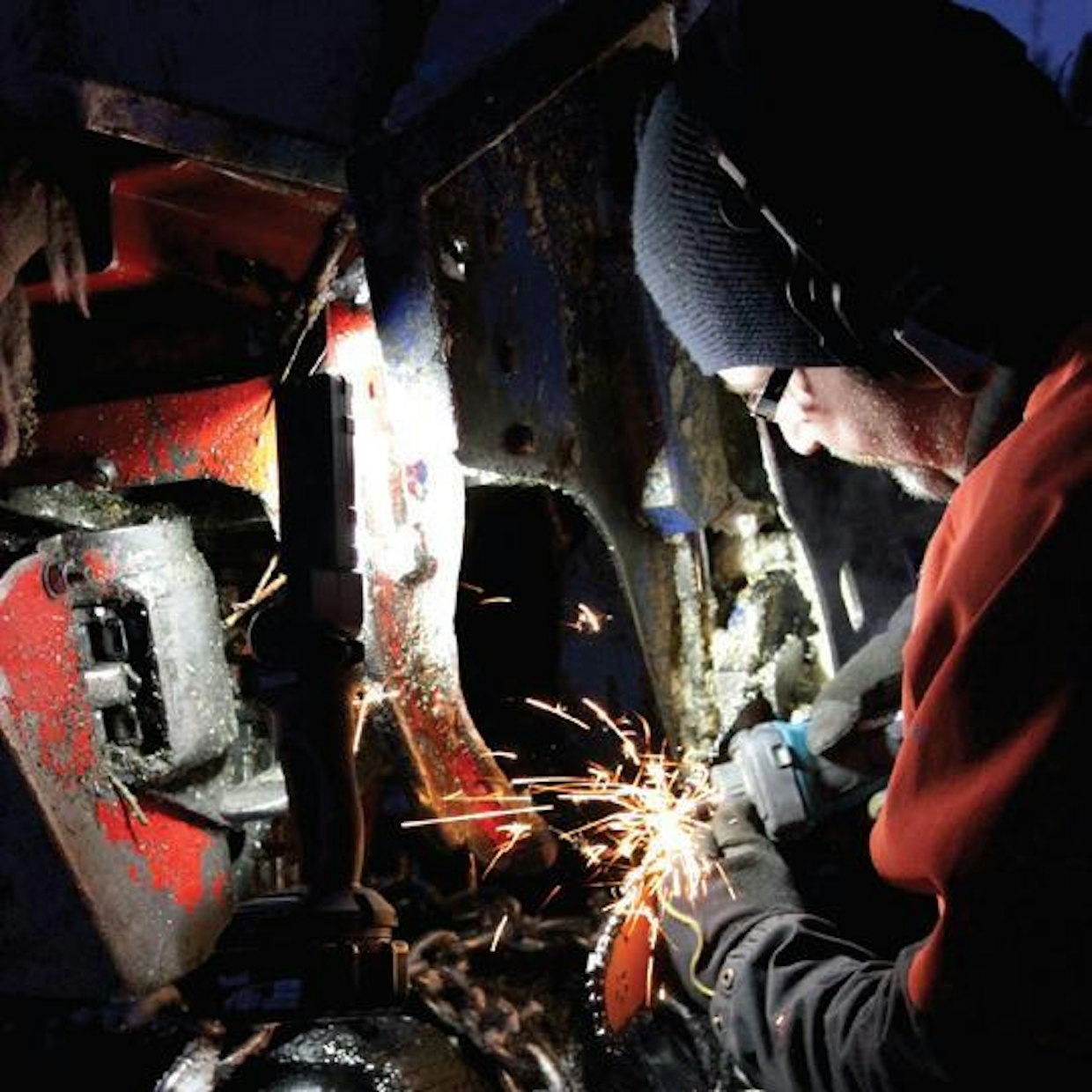 Hajavaloa antava akkuvalaisin on kätevä apuri monessa tilanteessa. Kuvan tilanteessa teroitetaan ketjua pyörivällä viilalla. Rajun näköinen kipinöinti johtuu kuvanoton pitkästä valotusajasta. Todellisuudessa kipinöitä syntyy vähän.
