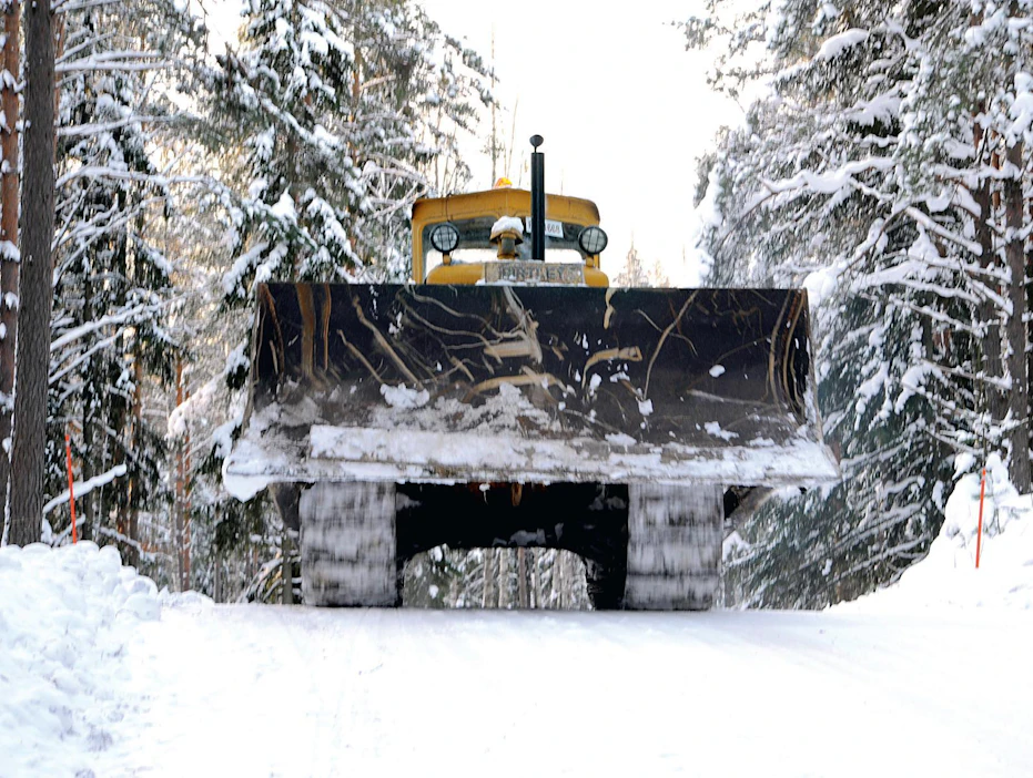 Risto Susi ajoi Caterpillarin kotiinsa jouluaatonaattona 2012. Siirtomatkaa kertyi seitsemän kilometriä ja aikaa kului pari tuntia, kun matkan varrella jututettiin tuttuja.