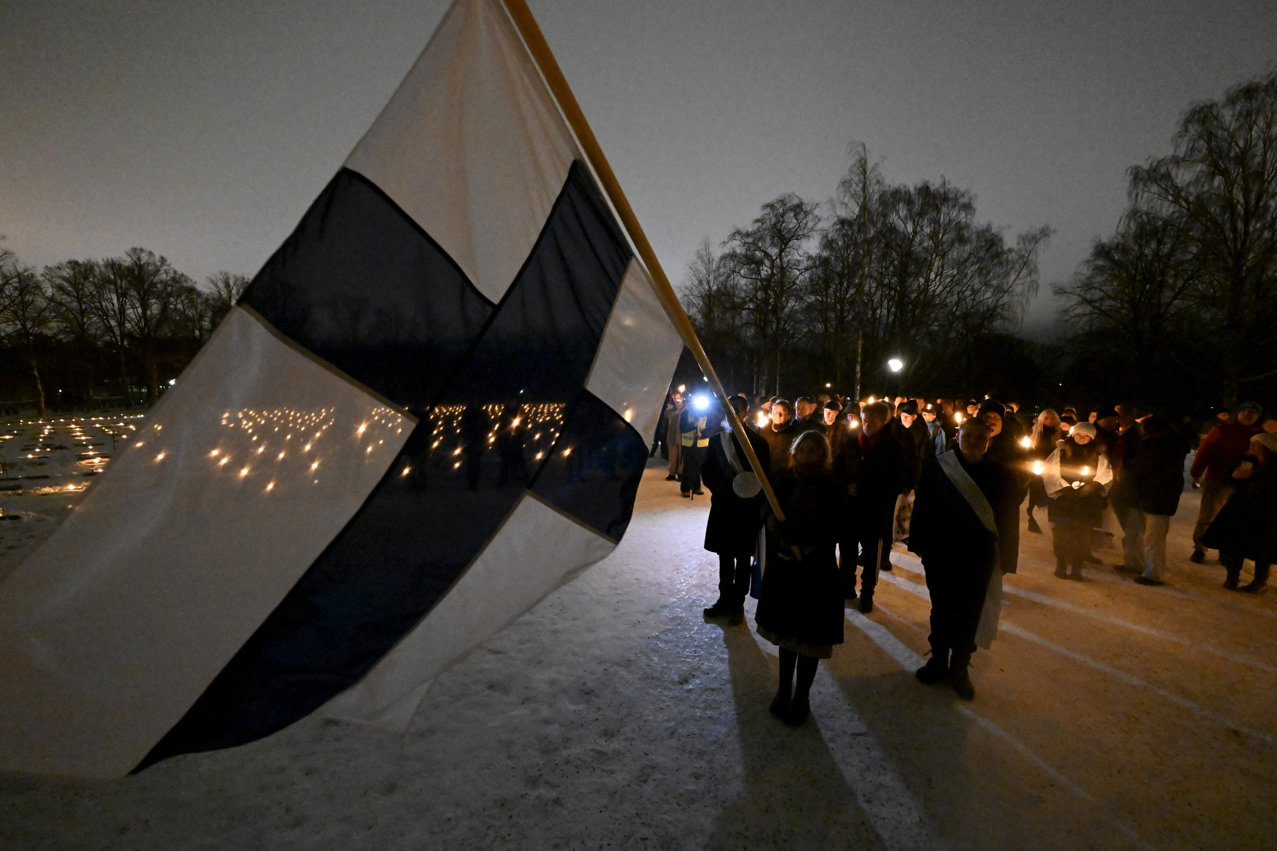 Helsingissä itsenäisyyspäivänä äärioikeistotaustainen ja kansallismielinen 612-soihtukulkue eteni Hietaniemen hautausmaalle. LEHTIKUVA / Vesa Moilanen. 