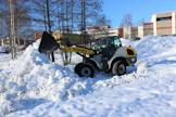 Laukaan Talopalvelu tekee lumitöiden lisäksi myös kuorma-autojen purkua ja lastausta. Kesäaikaan töitä löytyy rakennustyömailta.
