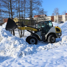 Laukaan Talopalvelu tekee lumitöiden lisäksi myös kuorma-autojen purkua ja lastausta. Kesäaikaan töitä löytyy rakennustyömailta.