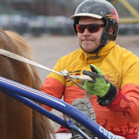 Tapio Kukkonen on tuttu näky myös kilparadoilta. Reilut 700 starttia ajanut mies tavataan sunnuntaina kotioloissaan.