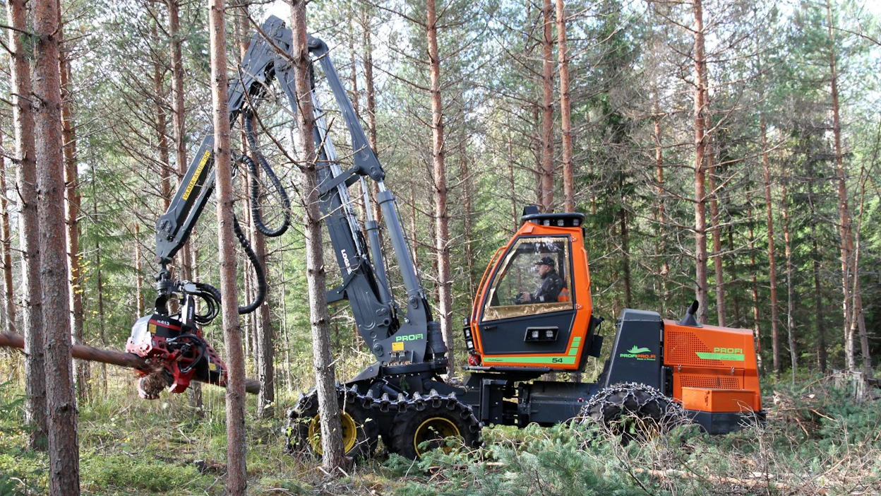 ProfiPro Oy:n uusin versio Profi-hakkuukoneesta on saanut uuden oranssin värin lisäksi kääntyvän ohjaamon ja tehokkaamman moottorin. Profi 54 Multilogger tarjoaa pienissä ulkomitoissa kaikkiin harvennuksiin ja pienirunkoisiin uudistushakkuisiin sopivan paketin.
