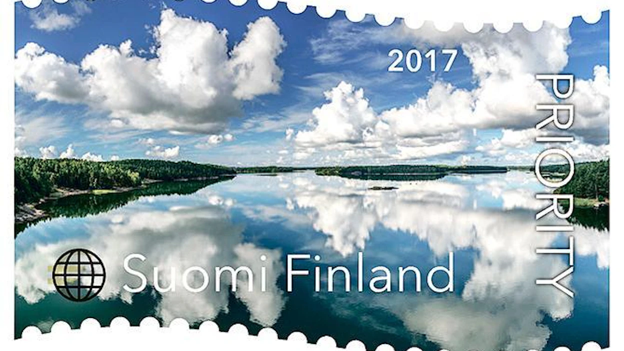 Stiina Hovin suunnittelemassa postimerkissä on Jari Hakalan ottama kuva saariston pilvimuodostelmista.