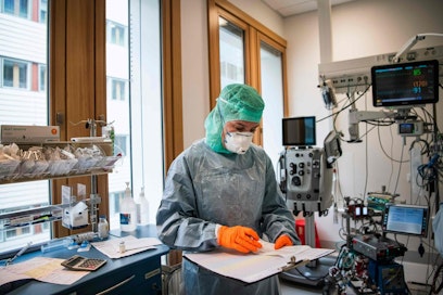 Koronaepidemia leviää joka tapauksessa lähes koko väestöön, uskoo Ruotsin entinen valtionepidemiologi. Kuva sairaalasta Tukholman läheltä. LEHTIKUVA/AFP