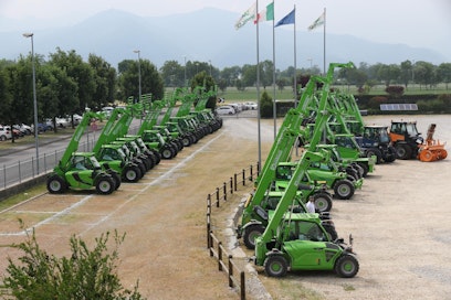 Merlon liikevaihdosta noin puolet tulee maatalouskurottajista, joita on tarjolla peräti 58 eri versiota. Moduulirakenteen ansiosta sama alusta voidaan räätälöidä useilla eri vaihtoehdoilla esim. moottorin suhteen.