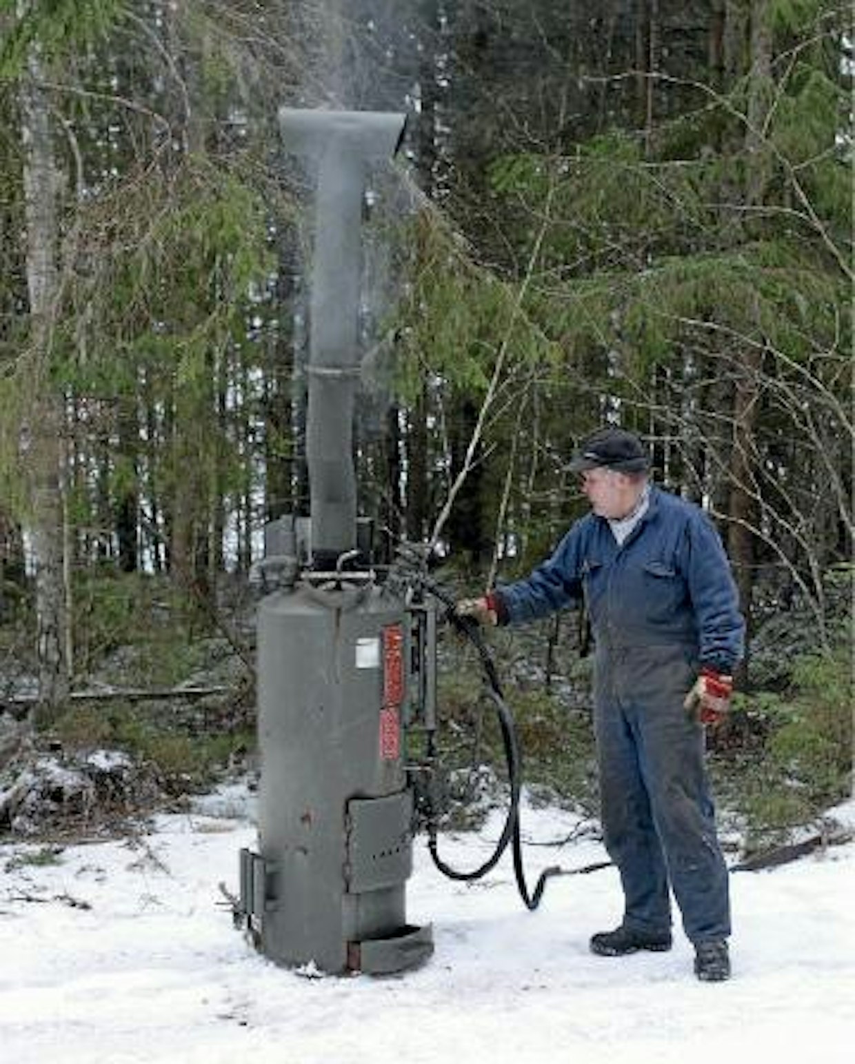 Ruotsin armeijan höyrykehitin tuottaa usvaa 35 kiloa tunnissa. Laitteen kuivapaino on 195 kiloa.