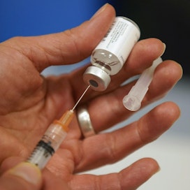 Hallituksen päätöksenteon tueksi valmistuneessa Martti Hetemäen työryhmän raportissa sanotaan, että toiveikkaimpienkin arvioiden mukaan rokotetta joudutaan todennäköisesti odottamaan vuosia. Lehtikuva/AFP