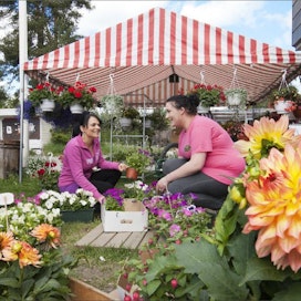 Kukkakauppias Tea Rämön mielestä nuorten kanssa työskentely on piristävää. Vieressä kesätyöntekijä Cia Wegelius. Marita Waenerberg