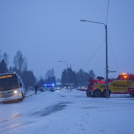 Esimerkiksi Porissa linja-auto suistui tieltä. LEHTIKUVA / Petri Hakala