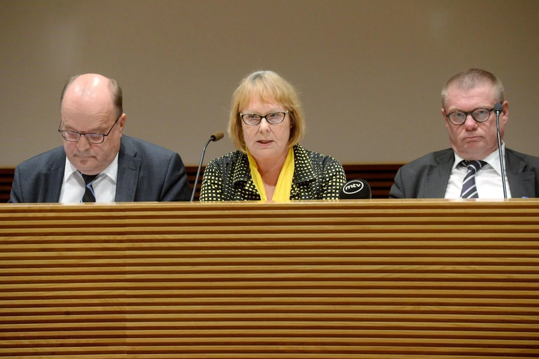 Eduskunnan perustuslakivaliokunnan jäsenet, varapuheenjohtaja Tapani Tölli (vas.), puheenjohtaja Annika Lapintie ja Kimmo Kivelä.