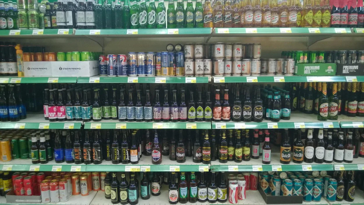 Olutvero on Suomessa EU:n korkein. Hinta ajaa ihmiset ostoksille Viron puolelle. Kulutus on ohjautunut ravintoloiden sijasta koteihin.
