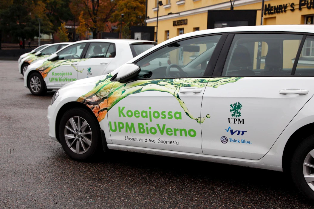 Autoliikenteen päästöjä voitaisiin vähentää esimerkiksi biopolttoaineilla. Kuvan auto käy bensiinin ohella kaasulla.