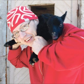 Kesällä, viikkoa ennen putoamistaan sarjasta Marko Suomi avusti Farmi-tilalla karitsoivaa uuhta. Viikko sitten karitsoi hänen oma lampaansa. Kuvassa karitsa kolmen päivän ikäisenä. Jaana Kankaanpää