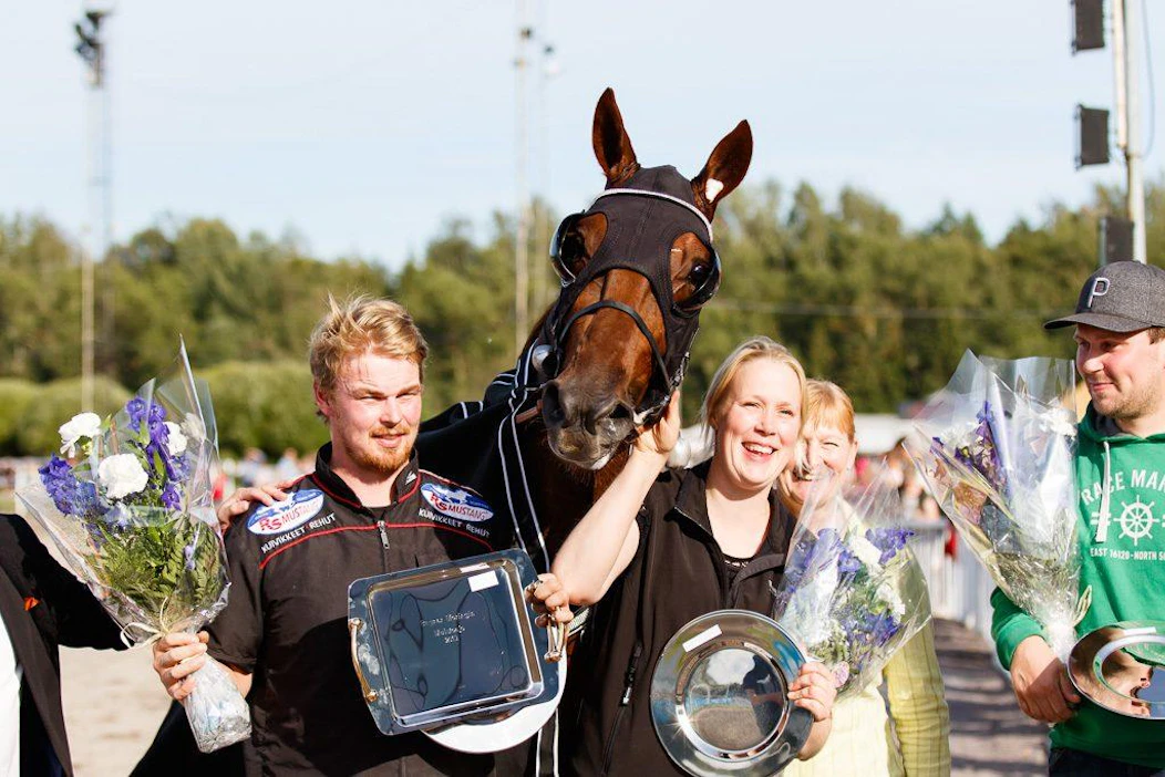 Taneli Säde ja Jonna Irri juhlimassa yhtä tallinsa lippulaivan Majestic Manin, "Orpovarsa Taiston", voitoista.