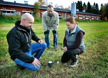 Ammattikorkeakoulu Centrian koulutusalapäällikkö Marko Forsell (keskellä) silmäilee Marko ja Sari Sorviston kanssa kahta anturia, jotka välittävät tietoa pellon lämpötilasta ja kosteudesta. Toinen mittaa viiden senttimetrin syvyyteen, toinen välittää tietoa 20 senttimetristä. Kehitteillä on myös antureita, jotka voidaan haudata peltoon kyntösyvyyden alapuolelle.