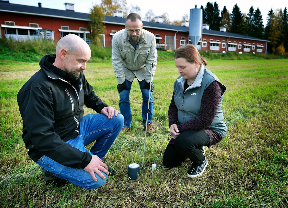 Ammattikorkeakoulu Centrian koulutusalapäällikkö Marko Forsell (keskellä) silmäilee Marko ja Sari Sorviston kanssa kahta anturia, jotka välittävät tietoa pellon lämpötilasta ja kosteudesta. Toinen mittaa viiden senttimetrin syvyyteen, toinen välittää tietoa 20 senttimetristä. Kehitteillä on myös antureita, jotka voidaan haudata peltoon kyntösyvyyden alapuolelle.