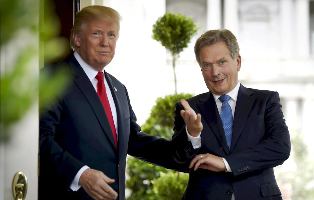 Yhdysvaltain presidentti Donald Trump ja Suomen presidentti Sauli Niinistö tervehtivät Valkoisen talon ulkopuolella.