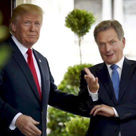 Yhdysvaltain presidentti Donald Trump ja Suomen presidentti Sauli Niinistö tervehtivät Valkoisen talon ulkopuolella.