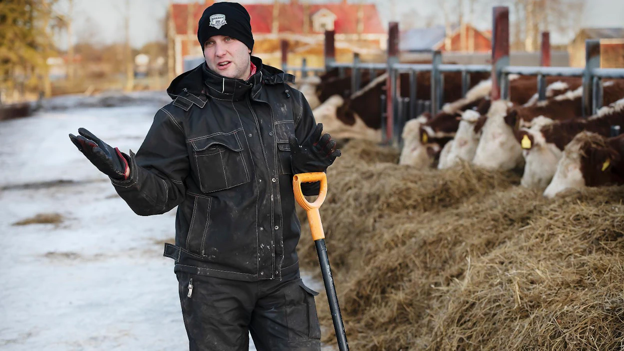 ”Tässä maanviljelysmaisemassa ei ollut susia minun lapsuudessani. Ei myöskään minun äitini lapsuudessa eikä edesmenneen isoisäni lapsuudessa", Antti Toija kertoo. Nyt kaupungin koulukyyti hakee perheen ekaluokkalaisen kotipihasta asti. Alueella tehtyjen susihavaintojen vuoksi.