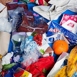 Jätteiden lajittelu ja niistä käyttökelpoisen kierrättäminen esimerkiksi askartelun materiaaleiksi auttaa Liperin kokemusten mukaan lapsia kunnioittamaan materiaaleja ja tavaraa.